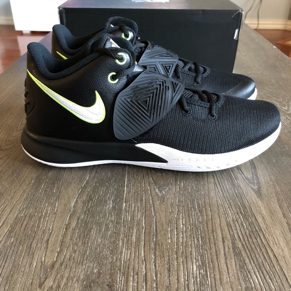 kyrie flytrap size 15